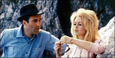 Pour son premier grand rôle, Michel Piccoli partage la vedette avec Brigitte Bardot dans ce film de Jean-Luc Godard, sorti en 1963. Quel en est le titre ?