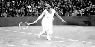 Cette championne de tennis (1899 - 1938), surnommée "la Divine", première star internationale du tennis féminin, c'est :
