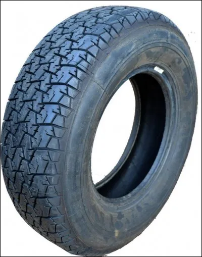 Elle doit changer les pneus avan____ de sa voiture.