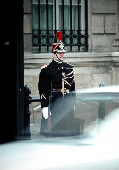 Le gouvernement protège ses arrièr___ .