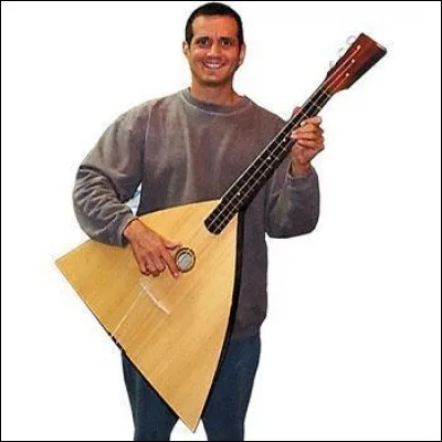 Luth de forme triangulaire, à trois cordes !