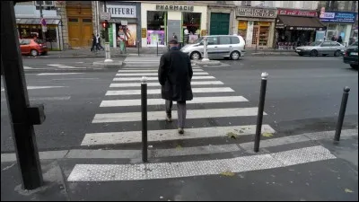 Si un piéton commence à emprunter le passage piéton :