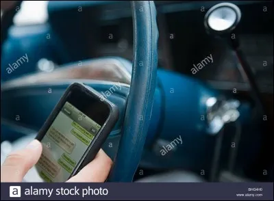 En conduisant avec le portable :