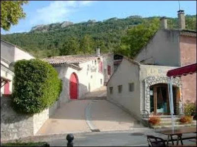 Petit village Drômois de 31 habitants, Pennes-le-Sec se situe en région ...