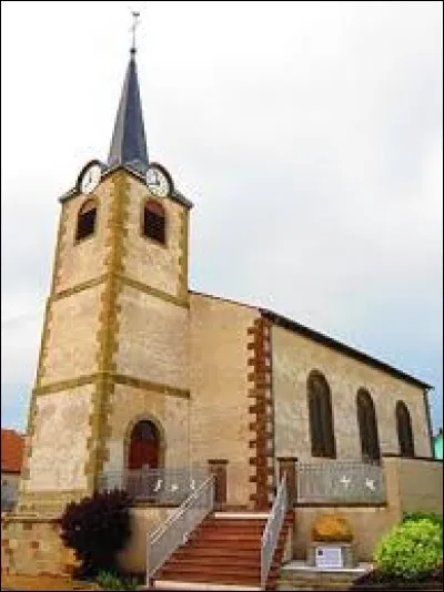 Nous sommes dans le Grand-Est devant l'église Saint-Léger de Racrange. Commune de l'agglomération de Saint-Avold, elle se situe dans le département ...