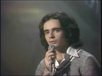 Ce chanteur, né en 1949, qui a interprété "So Far Away From L.A" et "Je pars", c'est Nicolas :