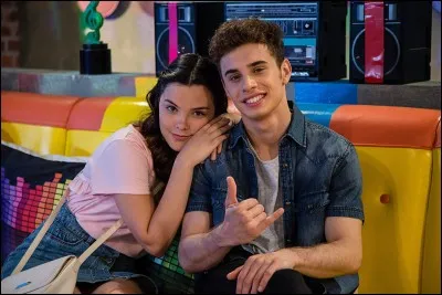 Qui est la petite copine d'Alex ?