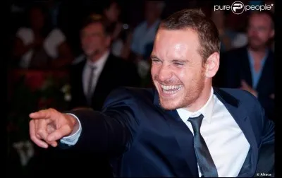 On est dans une grande salle à attendre, avec plein de monde qui parle pas, et là vous avez soudain un hoquet MONUMENTAL.