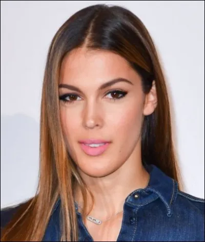 Mon 1er est une fleur.
Mon 2e est une légende, une histoire, un conte.
Mon 3e est la première syllabe de ''narcissique''. 
Mon tout est le nom d'une Miss France.