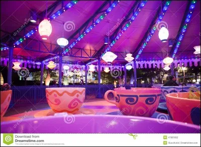 A Fantasyland dans l'attraction ''Alice aux pays des merveilles'', la tasse violette tourne :