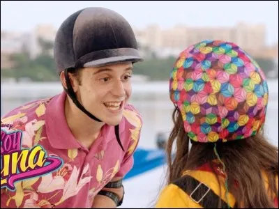 Sur la route pour livrer la commande d'Ambre elle rentre dans un garçon. Qui est-ce ?