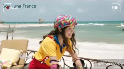 Quand Luna donne les boissons à Ambre que fait-elle ?