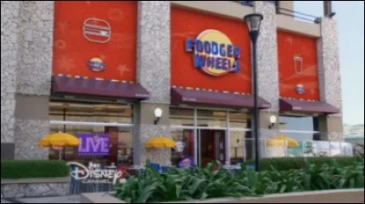 Où Luna travaille-t-elle ?