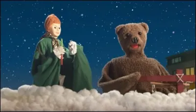 Voilà un Fozzie qui vit dans les nuages avec un flûtiste ! Il s'agit bien sûr de Nounours, dans la série d'animation "Bonne nuit les petits". A l'origine, Nicolas et Pimprenelle se prénommaient P'tit Louis et Mirabelle, mais comment se nommait Nounours alors ?
