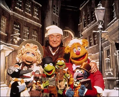 Et revoilà le Fozzie Fozzie, qui fréquente ici, excusez du peu, le grand acteur anglais Michael Caine, dans un film titré Un Noël chez les Muppets (en VO, The Muppet Christmas carol ) tiré d'un très célèbre conte d'un non moins célèbre auteur anglais. Qui est cet auteur ?