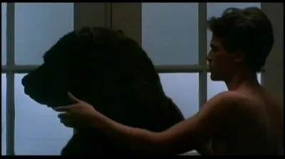 Voilà le Fozzie au charme féminin, Susie l'ours, qui traverse le film "Hôtel New Hampshire". Ce film est tiré du roman d'un grand écrivain américain, qui glisse (presque) toujours un ours et la lutte gréco-romaine dans ses livres. Qui est-il ?