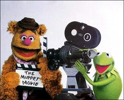 Et voilà le Fozzie Fozzie, l'unique ! Membre assidu de la troupe théâtrale des Muppets, ami de Kermit, il assure (avec ses moyens) le rôle du comique. Créé par Frank Oz, qui lui prête sa voix en VO, quel acteur français double la voix originale anglaise de Fozzie ?