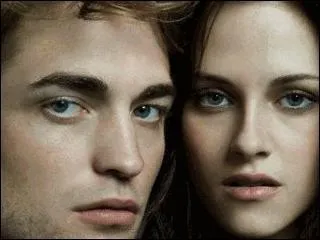 Dans le deuxime film, de qui Bella se rapproche-t-elle ?