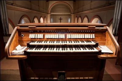 Grand instrument à vent composé de nombreux tuyaux que l'on fait résonner par l'intermédiaire de claviers, en y introduisant de l'air au moyen d'une soufflerie :