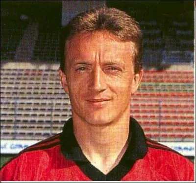 Milieu de terrain efficace qui connut l'quipe de France dans les annes 1990, c'est ?