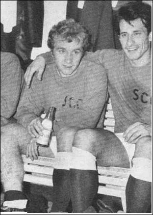 Surnomm la flche blonde ( gauche sur la photo), ce fut un ailier qui permis au SCO de connatre les sommets  la fin des annes 60, c'est ?