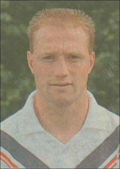 Il fut le fer de lance de l'attaque angevine lors de la renaissance des annes 90. Meilleur buteur du SCO avec 125 buts, c'est ?