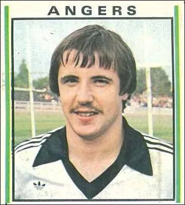 Petit attaquant rapide, il fut le dernier joueur du SCO  tre slectionn en Equipe de France au tout dbut des annes 1980, c'est ?