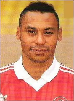 Il fut l'un des artisans de la renaissance du SCO au dbut des annes 90, vritable poumon de l'quipe et international, c'est ?