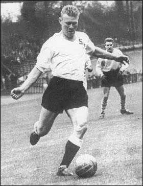 Grand et puissant attaquant des annes 1950-60, il fut le 1er joueur du SCO  tre appel en Equipe de France, prsent lors de l'pope de Sude en 1958, c'est ?