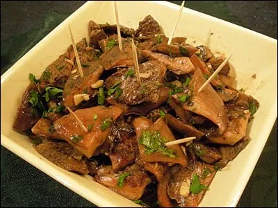 Hippophile et Fozzie ont eu une bonne idée pour accompagner l'apéro, ils ont fait macérer ces champignons dans un mélange d'huile, vinaigre et épices :