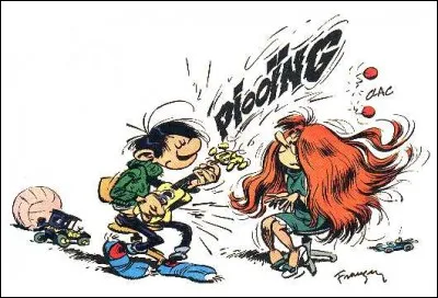 Poucette met de l'ambiance grâce à sa magnifique voix avec laquelle elle nous fait partager une chanson de "Licence IV". C'est Synapse qui l'accompagne à la guitare.