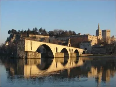 Dans quel département se trouve ce pont inachevé et poutant dansant ?