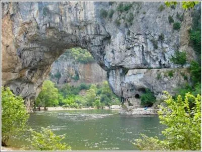 Dans quel département se trouve ce pont naturel ?