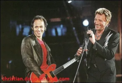 Complétez ces paroles de Johnny Hallyday : 

''J'la croise tous les matins, -------------------------
Elle va prendre son train et moi j'rentre.''