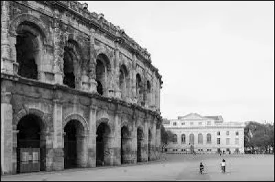 Sur la photo, on peut y voir les arènes de...
