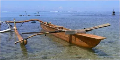 "Ne repoussez pas du pied la pirogue qui vous a aidé à traverser la rivière."
Ceci est un proverbe...