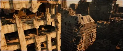 Tu te r&eacute;veilles sur le toit d'un immeuble. &Agrave; ta droite, il y a une corde ; de l'autre c&ocirc;t&eacute;, une poutre qui rejoint un autre b&acirc;timent. Que choisis-tu ?