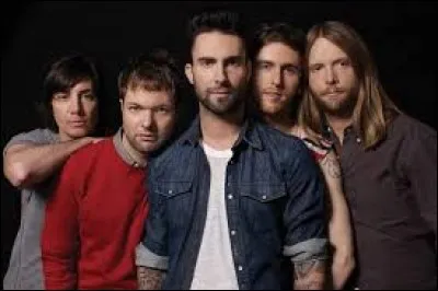 Comment s'appelle le chanteur du groupe pop Maroon 5 ?