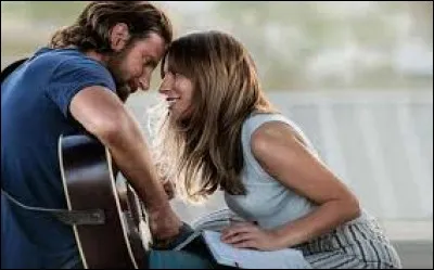 Qui joue le r&ocirc;le d'Ally dans le film "A Star Is Born" sorti en 2018 ?