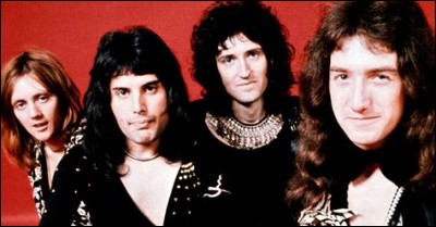 Dans quel clip voit-on un album avec des photos animées de Queen ?