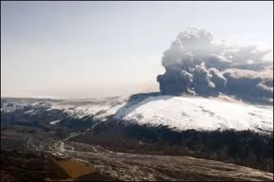 Dans quel pays se situe le volcan Eyjafjöll ?