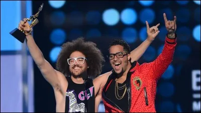Dans l'ancien groupe de musique "LMFAO", un membre r&eacute;current &eacute;tait toujours d&eacute;guis&eacute;. Mais quel est le costume ?