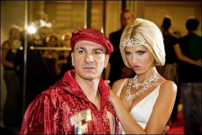 Dans le film "Fatal", quelle est la tenue de Athena Novotel si Fatal part avec un gros manteau en fourrure ? (Indice : il refuse qu'elle parte comme &ccedil;a)