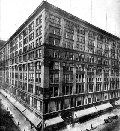 Cet architecte et ingénieur américain, est un ancien élève de l'École Centrale des Arts et Manufactures à Paris, de 1853 à 1856. Après le grand incendie de Chicago de 1871, il mit au point les techniques de construction en acier des premiers gratte-ciel.
Il est l'architecte du Home Insurance Building, que l'on voit ici, considéré comme le premier gratte-ciel. Il s'agit de :