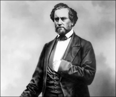 À l'école, il préférait le Compendium of Knowledge, une encyclopédie scientifique, à la lecture de la Bible. Il s'intéressa à Robert Fulton et à la poudre noire avec comme possibilité de créer une arme pouvant tirer à répétition.
C'était aussi un orateur convaincant avec comme devise : « Dieu a fait des hommes grands et d'autres petits, je les ai rendus égaux. » Qui est-ce ?