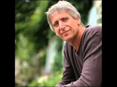 "... Il t'a fallu dix ans Pour construire ton bateau J'en ai pas vu souvent D'aussi beau Que le vent dans tes voiles Te souffle notre amour Et que ta bonne étoile T'accompagne toujours..." : qui chante "le bateau" en 1993 ?