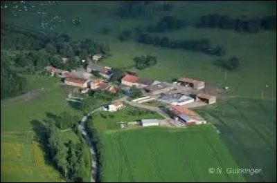 Nous terminons cette balade dans les airs, avec ce survol de Sotzeling. Petit village de 26 habitants, dans le parc naturel régional de Lorraine, il se situe dans le département ...