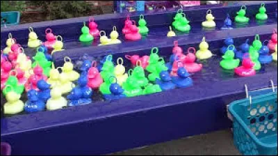 Tu es à la Foire du Trône, tu veux rentrer à la maison mais ton enfant hurle en sautant : "Je veux faire la pêche aux canards !". Que dis-tu ?