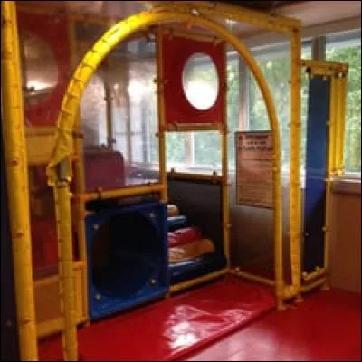 Tu es au McDo et tu viens de prendre ta commande, ton enfant est en train de jouer dans l'aire de jeux quand tu l'appelles pour manger, il hurle en disant : "J'ai pas faim, je veux jouer !". Que fais-tu ?