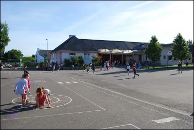 Tu es devant l'école car ton enfant rentre au CP. Soudain, il fait un caprice en criant : "Je veux pas y aller, je veux rentrer à la maison !". Que dis-tu ?